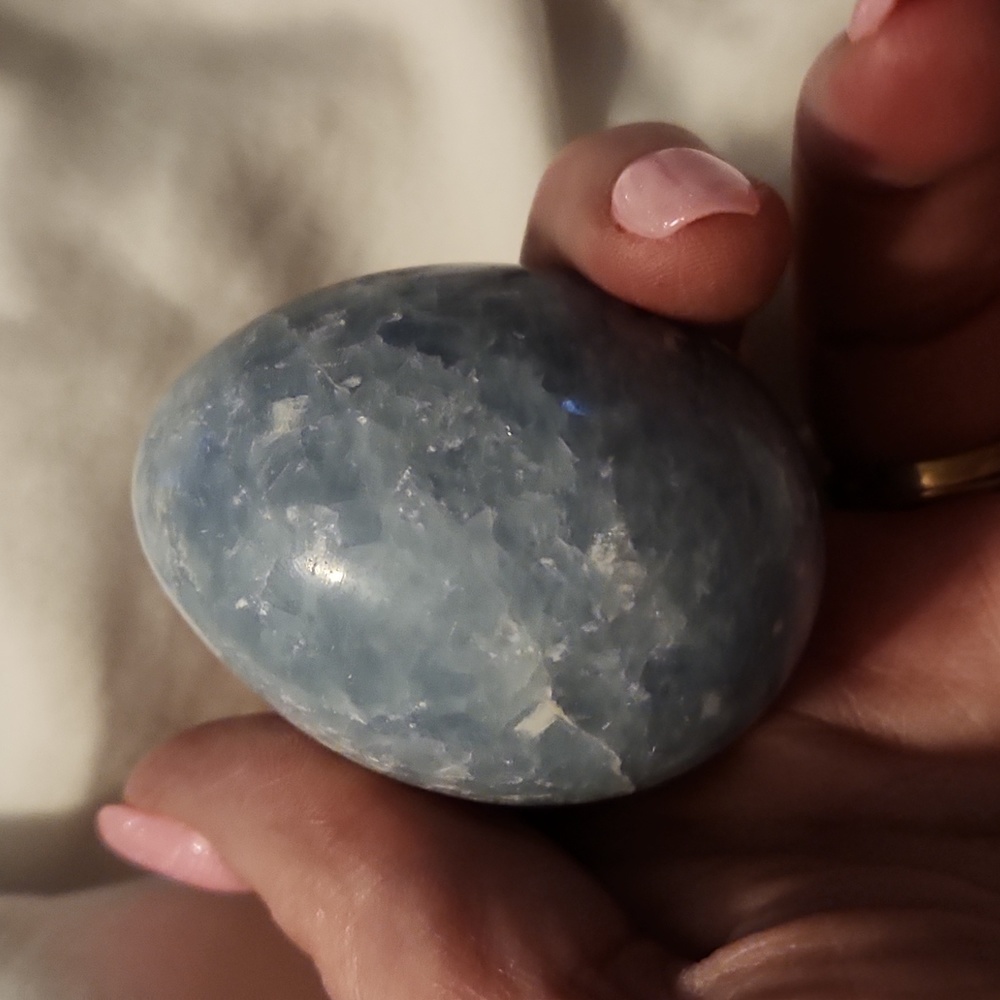 Celesite egg with stand